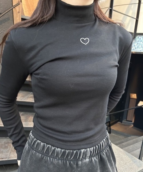 ipugo(イプゴ)の「ipugo/イプゴ ワンポイントハート刺繍モックネックトップス(Tシャツ/カットソー・レディース・ホワイト/ブラック・FREE)」の13枚目の写真