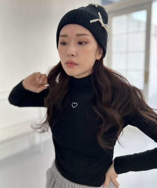 ipugo(イプゴ)の「ipugo/イプゴ ワンポイントハート刺繍モックネックトップス(Tシャツ/カットソー・レディース・ホワイト/ブラック・FREE)」の19枚目の写真