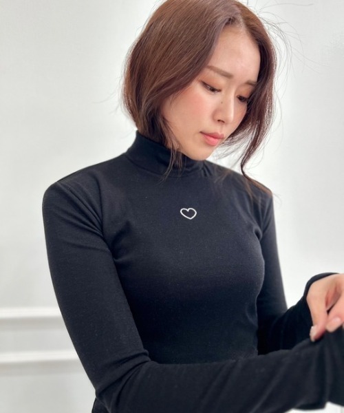 ipugo(イプゴ)の「ipugo/イプゴ ワンポイントハート刺繍モックネックトップス(Tシャツ/カットソー・レディース・ホワイト/ブラック・FREE)」の21枚目の写真