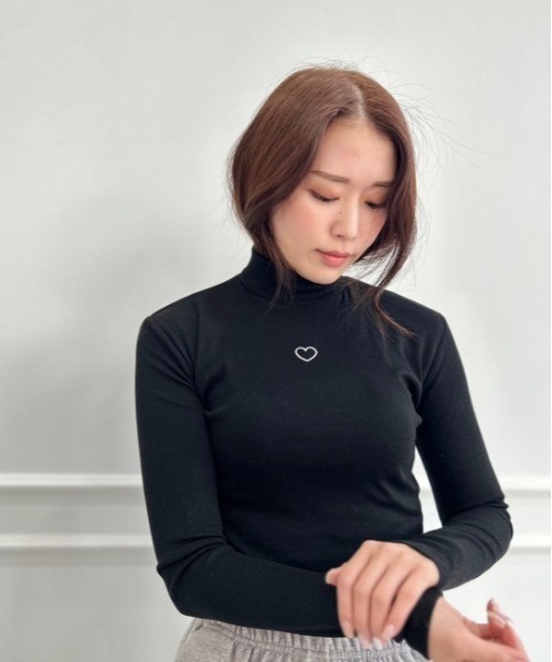 ipugo(イプゴ)の「ipugo/イプゴ ワンポイントハート刺繍モックネックトップス(Tシャツ/カットソー・レディース・ホワイト/ブラック・FREE)」の22枚目の写真