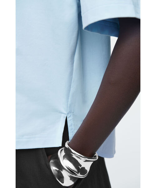 COS（コス）の「コントラストパネルTシャツ（Tシャツ/カットソー・レディース・ライトブルー/オフホワイト・M/S/XS/L）」の6枚目の写真