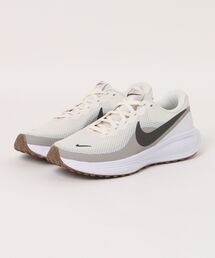 NIKE(�i�C�L)�́sNIKE�tREVOLUTION 8(�X�j�[�J�[)