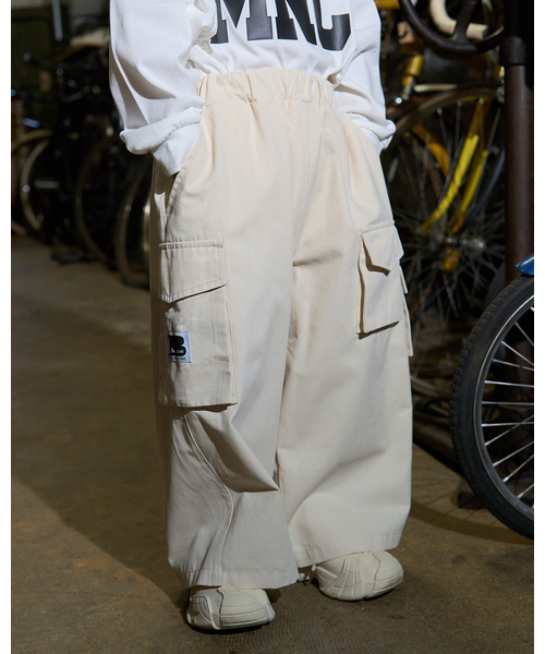 b・ROOM（ビールーム）の「【MNCM】ワイドワイドカーゴパンツ（その他パンツ・キッズ・カーキ/アイボリー/チャコール/ベージュ系その他・140cm/110cm/130cm/150cm/120cm）」の2枚目の写真