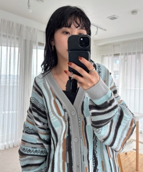 RODEO CROWNS WIDE BOWL（ロデオクラウンズワイドボウル）の「3Dマルチカラーニットカーディガン（カーディガン/ボレロ・レディース・ブルー系その他3/ブルー系その他2/ブラック系その他/ベージュ系その他・MEDIUM/LARGE）」の4枚目の写真