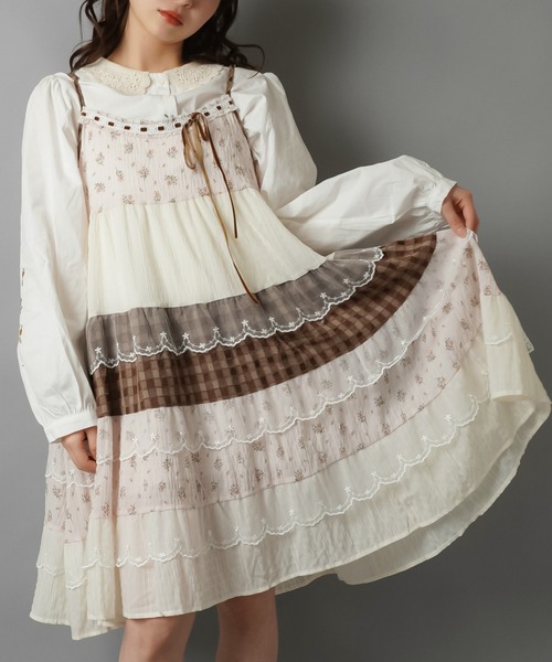 SPINNS（スピンズ）の「異素材のときめきをぎゅっと☆★ヴィンテージ風キャミワンピ（ワンピース・レディース・ブラック/ピンク/グリーン/ブラウン/ブルー・ONESIZE）」の2枚目の写真