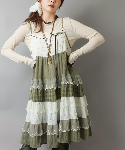 SPINNS（スピンズ）の「異素材のときめきをぎゅっと☆★ヴィンテージ風キャミワンピ（ワンピース・レディース・ブラック/ピンク/グリーン/ブラウン/ブルー・ONESIZE）」の3枚目の写真