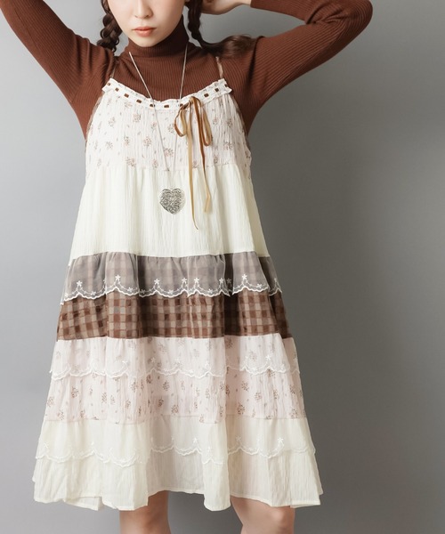 SPINNS（スピンズ）の「異素材のときめきをぎゅっと☆★ヴィンテージ風キャミワンピ（ワンピース・レディース・ブラック/ピンク/グリーン/ブラウン/ブルー・ONESIZE）」の20枚目の写真