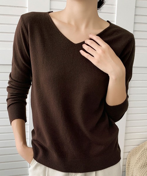 LOWO(ロワ)の「【12色展開】シンプル Vネック ニット プルオーバー(ニット/セーター・レディース・オフホワイト/グレー/ブラック/グレイッシュベージュ/カーキ/ベビーピンク/モカ/ベージュ/マスタード/ブラウン/ピンク/レッド・FREE)」の4枚目の写真