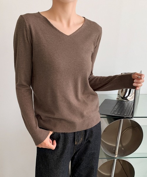 LOWO(ロワ)の「【12色展開】シンプル Vネック ニット プルオーバー(ニット/セーター・レディース・オフホワイト/グレー/ブラック/グレイッシュベージュ/カーキ/ベビーピンク/モカ/ベージュ/マスタード/ブラウン/ピンク/レッド・FREE)」の5枚目の写真