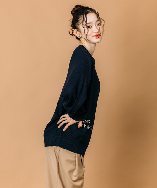 セール】限定展開 リラックスフィット レタードランダム刺繍 クルー