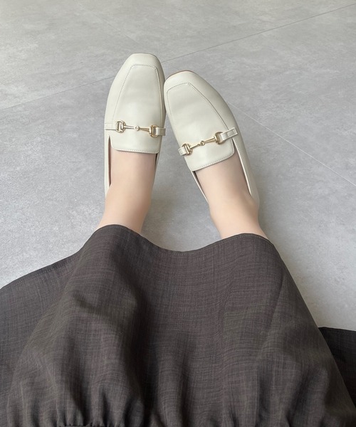 31 Sons de mode(トランテアン ソン ドゥ モード)の「跳べるパンプス スクエアトゥビットモチーフローファー/R-3210(ローファー・レディース・ブラック/グレー/ベージュ/ブラウン・33/34/35/36/37/38/39/40/41/42/43)」の4枚目の写真