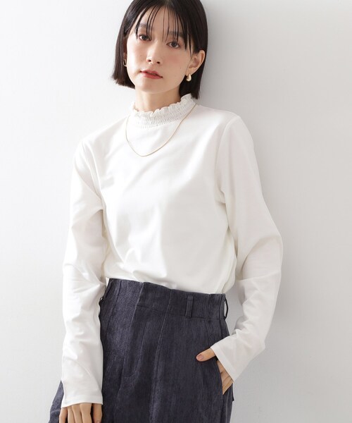 THE SHOP TK (ザ ショップ ティーケー )の「【冬のレイヤードスタイルに/吸湿発熱】 シャーリングカットソー(Tシャツ/カットソー・レディース・オフホワイト/スミクロ/ブラック・12/13)」の1枚目の写真