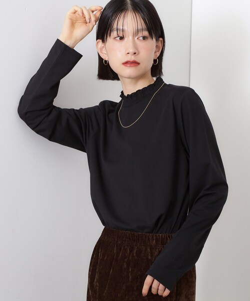 THE SHOP TK (ザ ショップ ティーケー )の「【冬のレイヤードスタイルに/吸湿発熱】 シャーリングカットソー(Tシャツ/カットソー・レディース・オフホワイト/スミクロ/ブラック・12/13)」の2枚目の写真