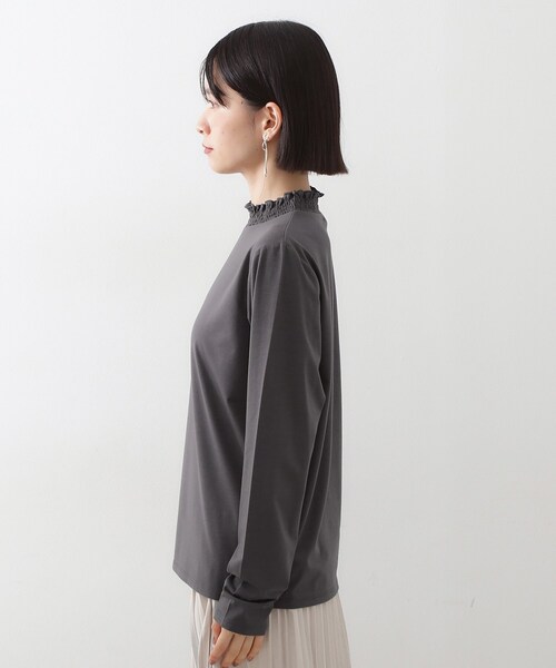 THE SHOP TK (ザ ショップ ティーケー )の「【冬のレイヤードスタイルに/吸湿発熱】 シャーリングカットソー(Tシャツ/カットソー・レディース・オフホワイト/スミクロ/ブラック・12/13)」の17枚目の写真