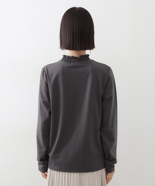 THE SHOP TK (ザ ショップ ティーケー )の「【冬のレイヤードスタイルに/吸湿発熱】 シャーリングカットソー(Tシャツ/カットソー・レディース・オフホワイト/スミクロ/ブラック・12/13)」の18枚目の写真