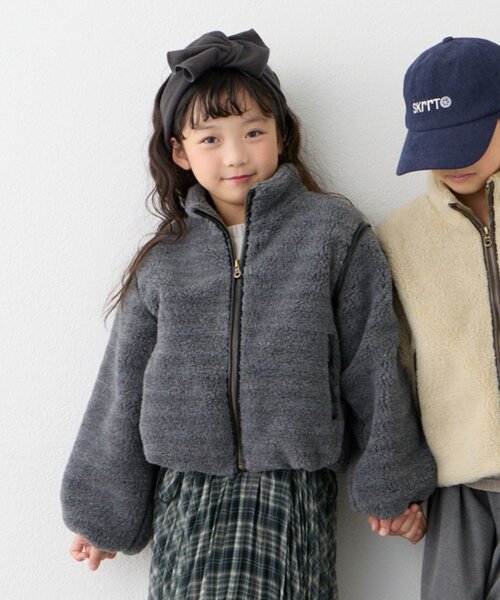 CIAOPANIC TYPY(チャオパニックティピー)の「【KIDS】【ジュニアサイズあり】気温対応ママとお揃い!ぬくかる2WAYマルチウェイボアジャケット(OSORO)(ブルゾン・キッズ・チャコールグレー/アイボリー・150/130/110)」の4枚目の写真
