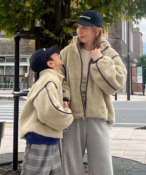 CIAOPANIC TYPY(チャオパニックティピー)の「【KIDS】【ジュニアサイズあり】気温対応ママとお揃い!ぬくかる2WAYマルチウェイボアジャケット(OSORO)(ブルゾン・キッズ・チャコールグレー/アイボリー・150/130/110)」の6枚目の写真