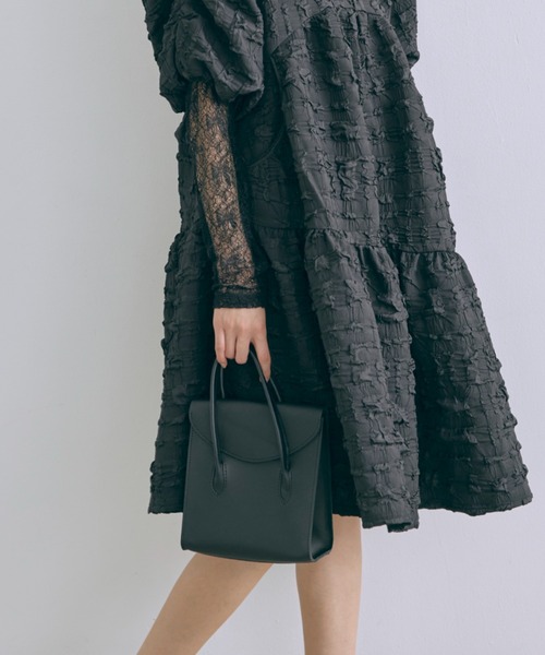 EN NEUME（エンノイム）の「Smooth Flap Square Bag（ハンドバッグ・レディース・ブラック・ONE SIZE）」の2枚目の写真