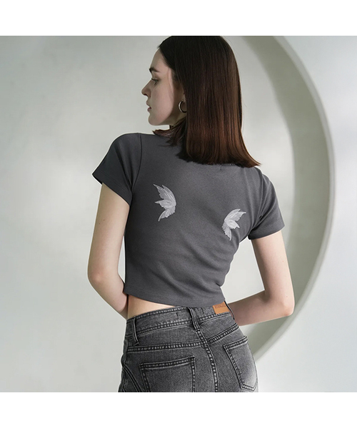 Vivacious(ビバシャス)の「Wings Crop T-shirt - 3COL(Tシャツ/カットソー・レディース・ブラック/ホワイト/チャコール・MEDIUM/SMALL)」の3枚目の写真