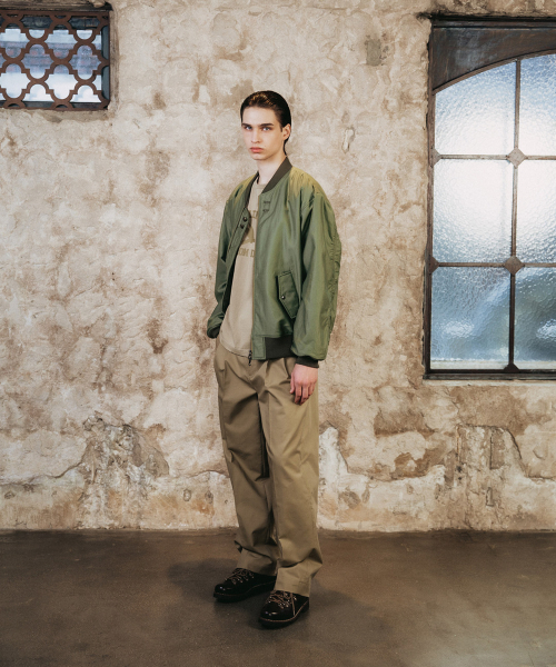 SHIRTER(シャーター)の「ALEX DOUBLE PLEATS CHINO PANTS (BEIGE)(その他パンツ・メンズ・その他・SMALL/MEDIUM/LARGE)」の4枚目の写真