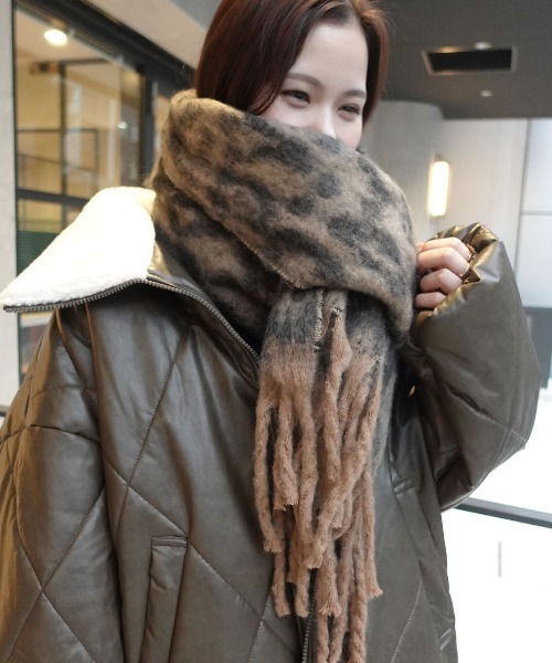 CORNERS（コーナーズ）の「ヒョウ柄ボリュームマフラー（マフラー・レディース・キャメル/ブラウン/ベージュ/グレー・FREE）」の4枚目の写真
