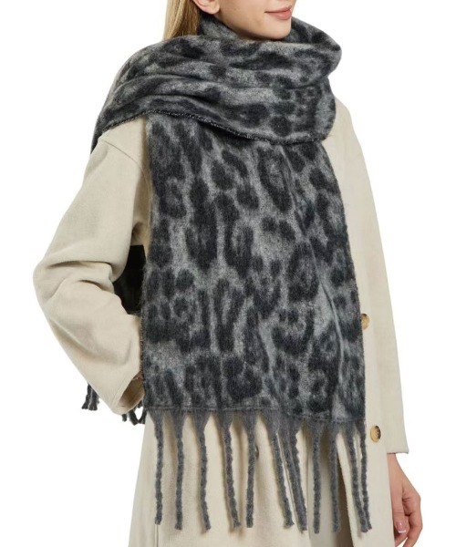 CORNERS（コーナーズ）の「ヒョウ柄ボリュームマフラー（マフラー・レディース・キャメル/ブラウン/ベージュ/グレー・FREE）」の6枚目の写真