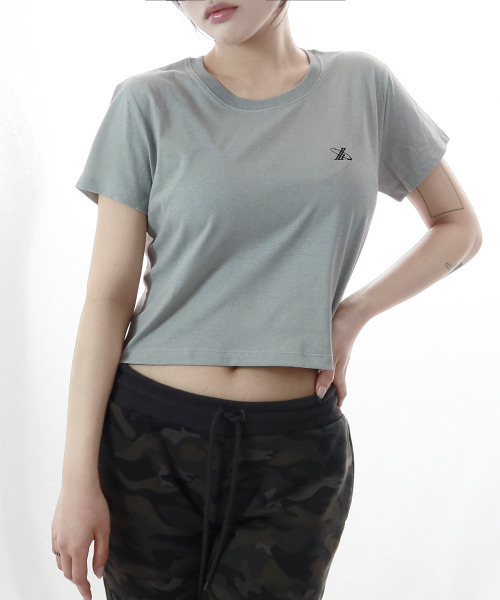 JUSTHANG(ジャストハング)の「ピグメントグレー ニュートロロゴ クロップ 半袖Tシャツ(Tシャツ/カットソー・レディース・その他・FREE)」の1枚目の写真