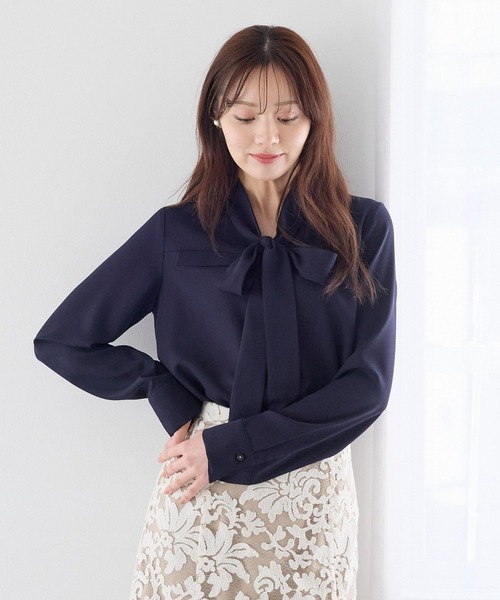 Andemiu(アンデミュウ)の「ポケツキボウタイブラウス646224(シャツ/ブラウス・レディース・オフホワイト/ライトグレー/ブルー/ネイビー・FREE)」の3枚目の写真