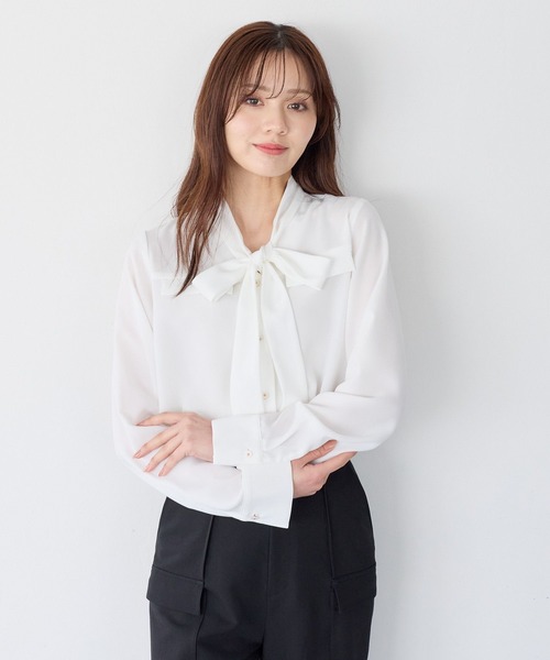 Andemiu(アンデミュウ)の「ポケツキボウタイブラウス646224(シャツ/ブラウス・レディース・オフホワイト/ライトグレー/ブルー/ネイビー・FREE)」の1枚目の写真