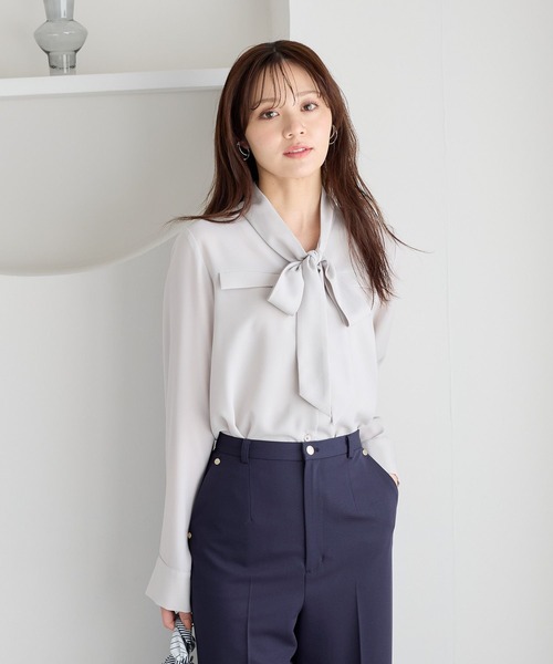 Andemiu(アンデミュウ)の「ポケツキボウタイブラウス646224(シャツ/ブラウス・レディース・オフホワイト/ライトグレー/ブルー/ネイビー・FREE)」の2枚目の写真