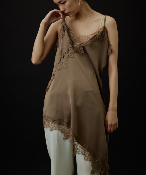 DRWCYS（ドロシーズ）の「アシメレースサテンロングキャミ（キャミソール・レディース・モカ/ブラック/アイボリー・FREE）」の3枚目の写真