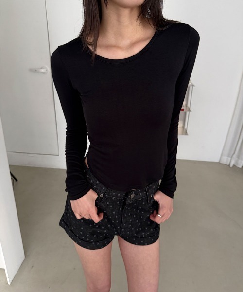 4INT.(フォイント)の「ベーシック ラウンドヘム 無地 スリム 長袖 Tシャツ(Tシャツ/カットソー・レディース・グレー/ブラック/ホワイト/ベージュ・FREE)」の1枚目の写真