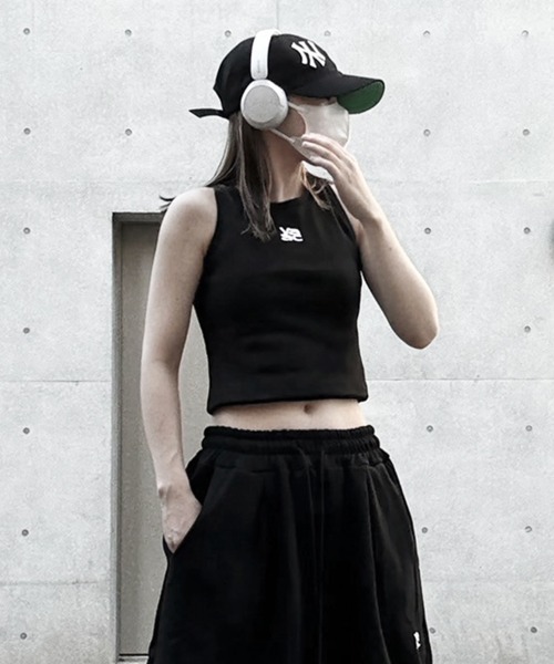 YACA(ヤーカ)の「Logo Mini Tanktop/ロゴミニタンクトップ(タンクトップ・レディース・モカ/ブラック・FREE)」の1枚目の写真