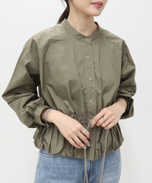 fredy emue(フレディエミュ)の「クロップドバルーン前開きブラウス(シャツ/ブラウス・レディース・ネイビー/カーキ/サックスブルー/オフホワイト・38)」の2枚目の写真