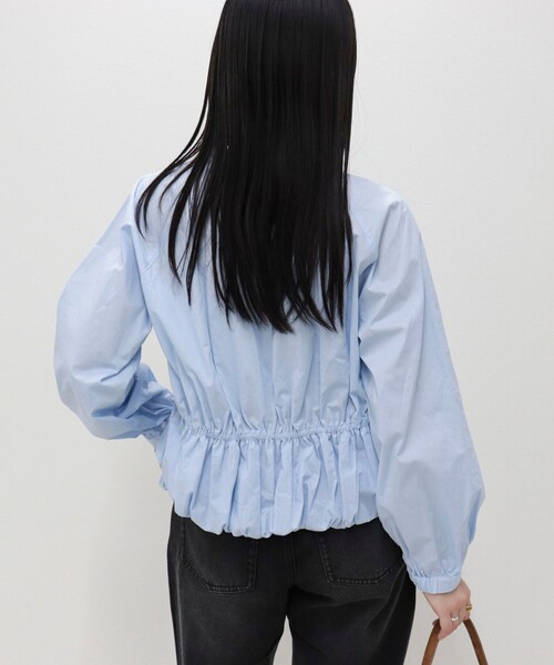 fredy emue(フレディエミュ)の「クロップドバルーン前開きブラウス(シャツ/ブラウス・レディース・ネイビー/カーキ/サックスブルー/オフホワイト・38)」の12枚目の写真