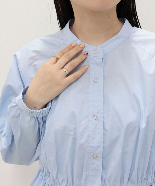fredy emue(フレディエミュ)の「クロップドバルーン前開きブラウス(シャツ/ブラウス・レディース・ネイビー/カーキ/サックスブルー/オフホワイト・38)」の17枚目の写真