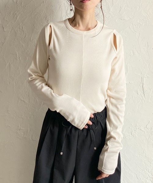 She's Closet(シーズクローゼット)の「カットアウト 肩あき 長袖 リブトップス ロングTシャツ(Tシャツ/カットソー・レディース・ブラック/アイボリー/モカ・FREE)」の2枚目の写真