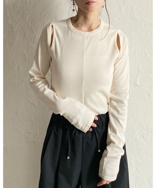 She's Closet(シーズクローゼット)の「カットアウト 肩あき 長袖 リブトップス ロングTシャツ(Tシャツ/カットソー・レディース・ブラック/アイボリー/モカ・FREE)」の4枚目の写真