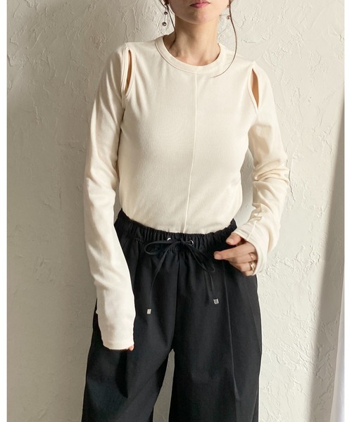 She's Closet(シーズクローゼット)の「カットアウト 肩あき 長袖 リブトップス ロングTシャツ(Tシャツ/カットソー・レディース・ブラック/アイボリー/モカ・FREE)」の17枚目の写真