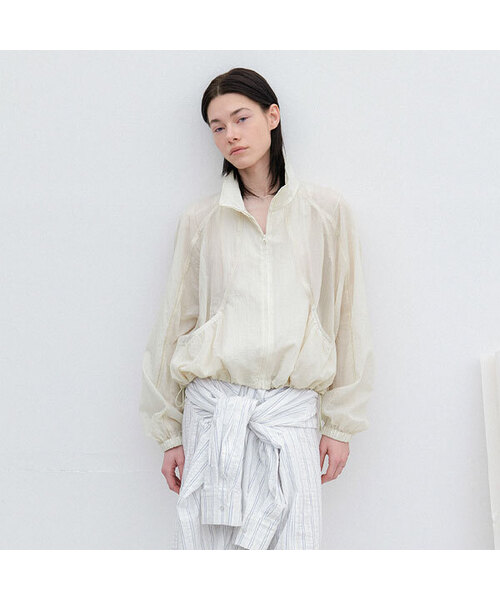 ATELIER NAIN(アトリエナイン)の「AN SHEER NYLON HIGH NECK JUMPER (JP-602)(ブルゾン・レディース・クリーム/ダークグレー・FREE)」の2枚目の写真