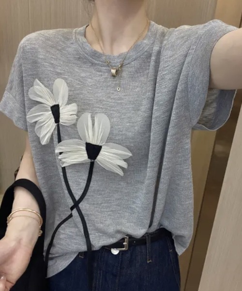 SallyLunn(サリーラン)の「フラワーアクセントトップス(Tシャツ/カットソー・レディース・ブラック/グレー/グリーン・FREE)」の1枚目の写真