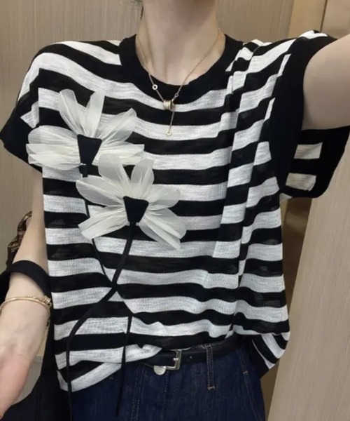 SallyLunn(サリーラン)の「フラワーアクセントトップス(Tシャツ/カットソー・レディース・ブラック/グレー/グリーン・FREE)」の2枚目の写真