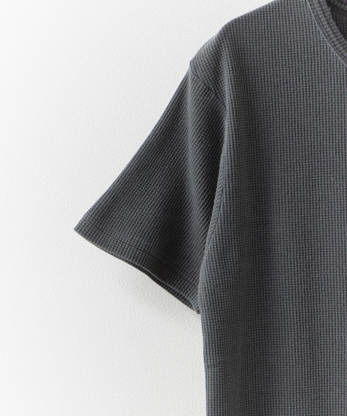 ROOPTOKYO(ループトウキョウ)の「ピグメント加工ワッフルジャストフィットヘンリーネックT 半袖Tシャツ 秋 秋服 2026年秋冬(Tシャツ/カットソー・メンズ・ブラック/ワインレッド・S/M/L)」の5枚目の写真
