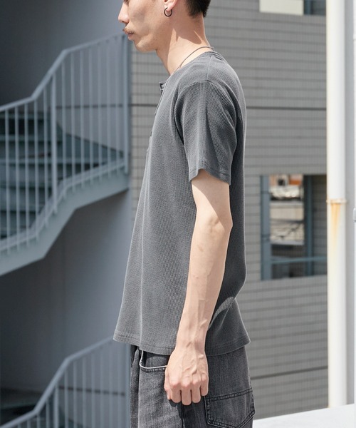 ROOPTOKYO(ループトウキョウ)の「ピグメント加工ワッフルジャストフィットヘンリーネックT 半袖Tシャツ 秋 秋服 2026年秋冬(Tシャツ/カットソー・メンズ・ブラック/ワインレッド・S/M/L)」の16枚目の写真