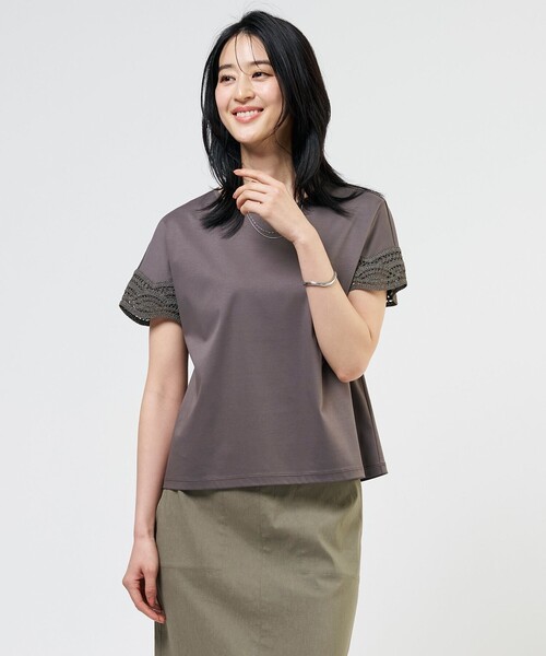 J.PRESS Ladies（J.プレス レディス）の「【一枚で着映え・シーンレスに活躍】コットンスムース レースデザイン カットソー（Tシャツ/カットソー・レディース・ネイビー系/サックスブルー系/ホワイト系/ライトグレー系/ブラウン系/ホワイト系1・SMALL）」の4枚目の写真