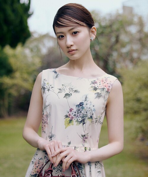 TOCCA(トッカ)の「HYDRANGEA PRISM ドレス(ワンピース・レディース・ブラック系5/アイボリー系5・0/2/4/6)」の4枚目の写真