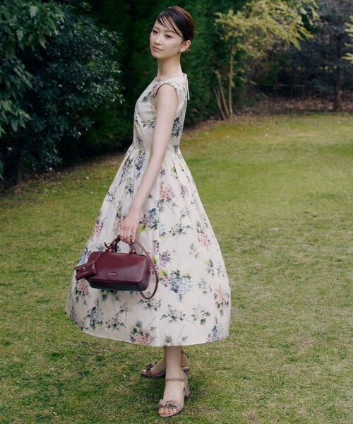 TOCCA(トッカ)の「HYDRANGEA PRISM ドレス(ワンピース・レディース・ブラック系5/アイボリー系5・0/2/4/6)」の5枚目の写真