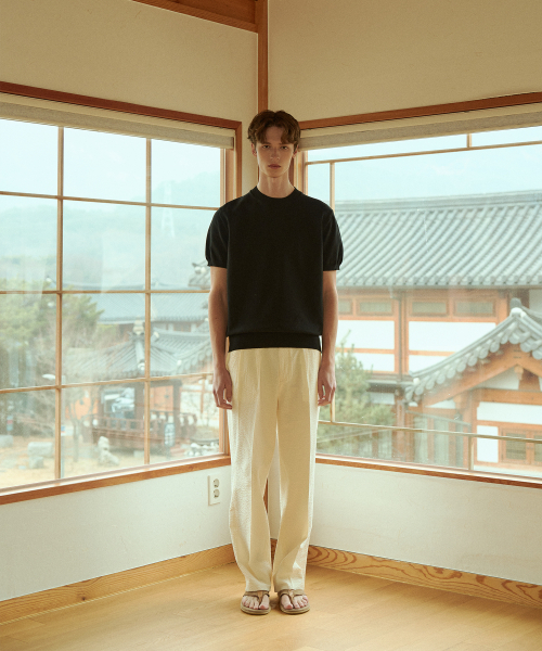 BELLIEF(ベリーフ)の「Essential Seersucker Adjust 2-Pleated Relaxed Chino (Ecru)(その他パンツ・メンズ・その他・LARGE/MEDIUM/X-LARGE)」の2枚目の写真