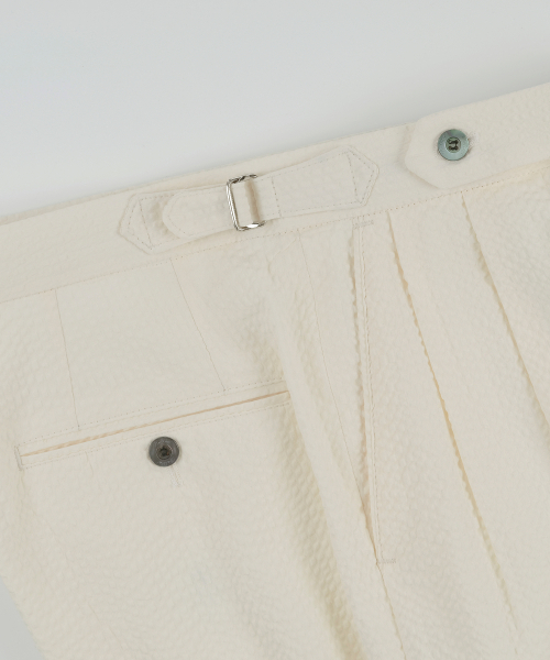 BELLIEF(ベリーフ)の「Essential Seersucker Adjust 2-Pleated Relaxed Chino (Ecru)(その他パンツ・メンズ・その他・LARGE/MEDIUM/X-LARGE)」の3枚目の写真