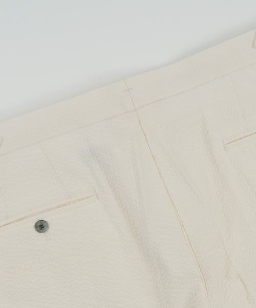 BELLIEF(ベリーフ)の「Essential Seersucker Adjust 2-Pleated Relaxed Chino (Ecru)(その他パンツ・メンズ・その他・LARGE/MEDIUM/X-LARGE)」の4枚目の写真